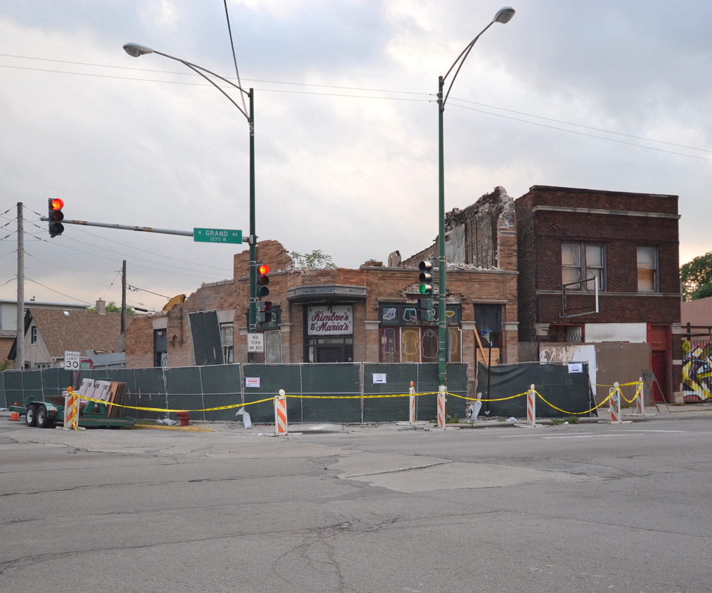 Demolition of the former Standard Brewery tied house, early evening on Monday, July 13th. (Gabriel X. Michael/Chicago Patterns)